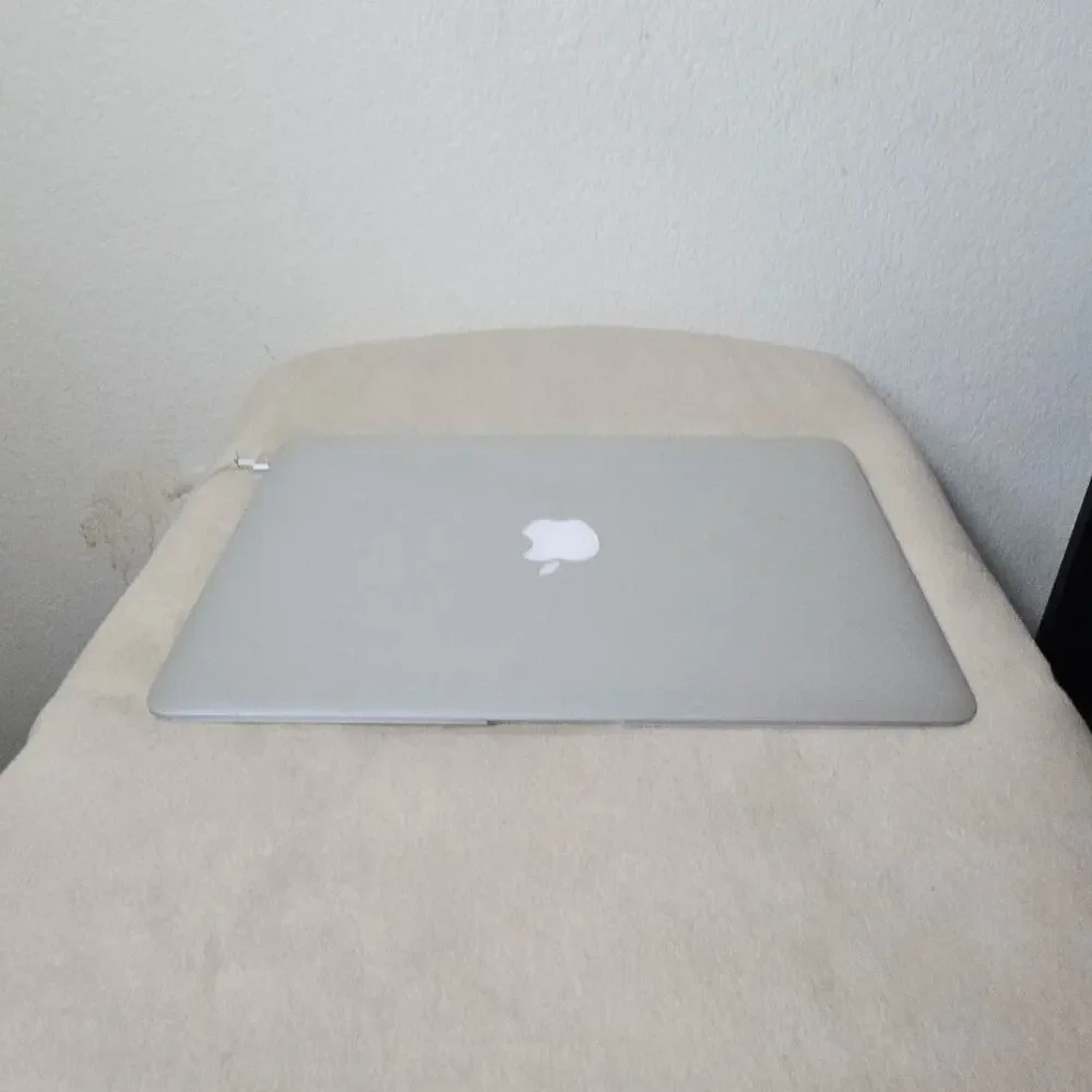 Apple Mac Book Air 2014 13in (Gray) - Picture 2 of 9